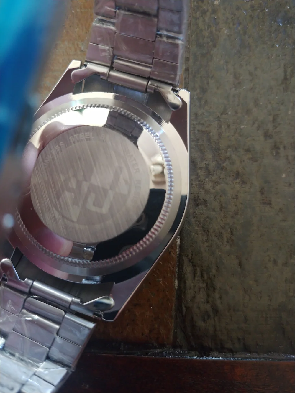 Men’s Quartz Watch with Red Dial and Stainless Bracelet